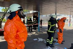 Einsatz an der IGS auf dem Wolfsberg: Feuerwehrleute des Gefahrstoffzugs ziehen sich Schutzkleidung an, um die Ursache der Atemwegsreizung bei einem Schüler und einer Lehrerin zu erkunden. Das L-Gebäude (Altbau) wurde evakuiert.