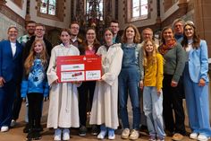 Scheckübergabe in der Pfarrkirche: Elisabeth Schuh vom Kinderhospiz dankte herzlich für die finanzielle Unterstützung.