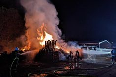 Der Brand eines Holz-Paletten-Stapels hat die Feuerwehr in der Nacht zum Sonntag über mehrere Stunden mit Löscharbeiten beschäftigt